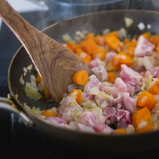 カレーにお肉を入れるなら牛・豚・鶏?旨みにこだわる部位の選び方